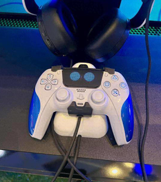 PS5《宇宙机器人》主题限定手柄实拍照流出，粉丝热情高涨