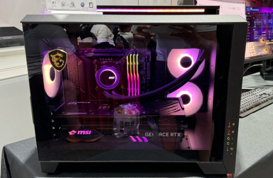 微星MEG Vision X AI电脑整机亮相，预览RTX 50系显卡版，定档明年1月上市