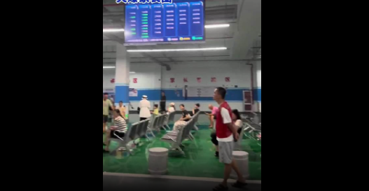 浙江接娃放学新模式，现场大屏显示孩子接送信息