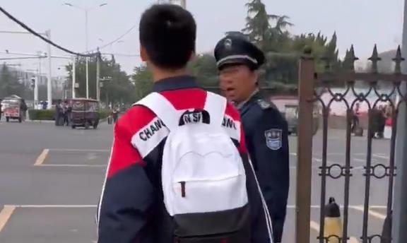 从小学到高中，孙子在哪上学爷爷就在哪当保安