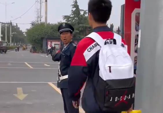 从小学到高中，孙子在哪上学爷爷就在哪当保安