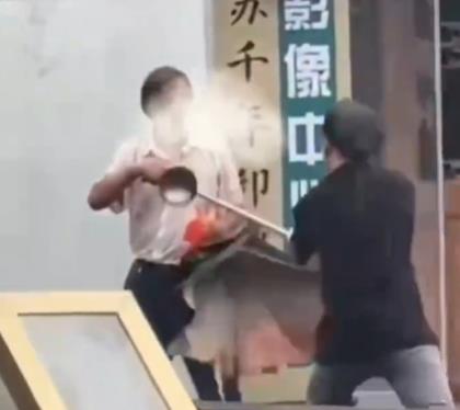饭店厨师挺身而出，拎大铁勺狂追行凶者200多米